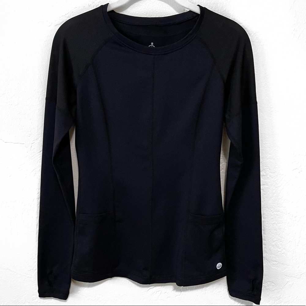 senita athletics Fitted Long Sleeve Pocket Top in Back - S
